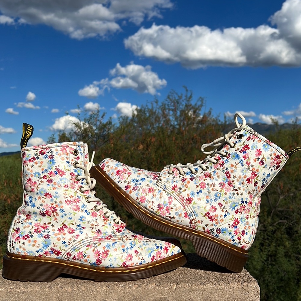 🌸 Dr. Martens Vintage Pointed Toe Floral Boots 🌸 - Picture 7 of 17
